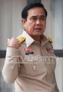 “บิ๊กตู่” ใส่ชุด ขรก.ทำงานวันแรก เจอแซวใส่กำไลสีแล้วใจร้อน บอกเดี๋ยวถอดออก