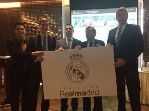 "ชุดขาว" บุกกรุงเทพเปิดคลีนิคฟุตบอล!