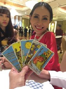 "อสิตา วิมลไชยจิต" เครียดปีชง !  เจอ อ.มงคล ปรี่เข้าไปดูดวงทันที