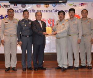“มูลนิธิรัฐบุรุษ” มอบโล่โครงการปีใหม่ตายเป็นศูนย์ 5 จังหวัดดีเด่นแก่ จ.สงขลา