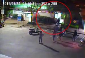 [ชมคลิป] เกินบรรยาย! ภาพกล้องวงจรปิด โจ๋แม่สายรุมซ้อม ตร. สลบคาปั๊ม แถมชิงปืนหนี