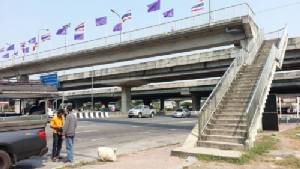 สาวพม่าโดดสะพานลอยแท็กซี่ชนซ้ำดับ