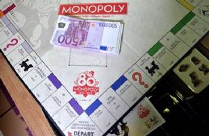Bank error in your favour: Monopoly with real notes in France
