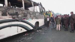 การเมืองบังกลาเทศเอาถึงตาย หวังโค่นนายกฯ ปาระเบิดถล่มรถบัสสังเวย 7 ศพ