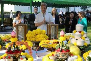 เพจมะกันเผยภาพ “อุปทูตสหรัฐฯ” ร่วมพิธีบวงสรวงศาลพระภูมิ