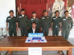 รวบหนุ่มตกงานขนยาบ้าเกือบ 2 พันเม็ด
