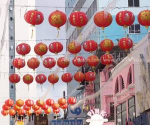 นครหาดใหญ่ติดโคมไฟสีแดงทั่วย่านธุรกิจ พร้อมรับเทศกาลตรุษจีน