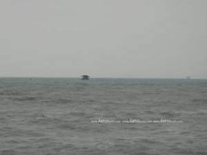 คลื่นลมแรงซัดเรือประมงล่มที่สุราษฎร์ฯ โชคดีลูกเรือรอดตาย