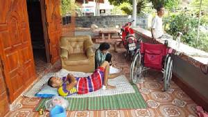 อนาถ! หนุ่มใหญ่เป็นอัมพฤกษ์ถูกรถชนแล้วหนี กลายเป็นคนพิการช่วยเหลือตัวเองไม่ได้