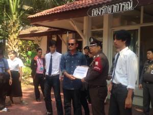 พ่อแม่พร้อมเพื่อนน้อง "มะเฟือง" นศ.อุเทนฯ ถูกคนร้ายยิงดับคาป้ายรถเมล์ ร้องสตช.หลังคดีไม่คืบ