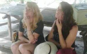 กัมพูชาเนรเทศ 2 สาวพี่น้องชาวอเมริกันถ่ายภาพนู้ดในปราสาทโบราณ