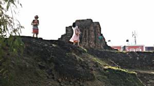 คนเชียงใหม่เอือม! นักท่องเที่ยวจีนนุ่งกระโปรงปีนขึ้นกำแพงเมืองโบราณถ่ายรูป (ชมคลิป)