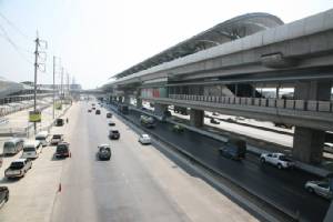 เร่งเสริมสิ่งอำนวยความสะดวกรถไฟฟ้าสีม่วงเพื่อคนพิการ