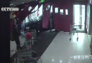 [ชมคลิป] เหยียบผิด! เร่งเครื่องตะลุยซูเปอร์มาร์เก็ต หนีตายกันวุ่น