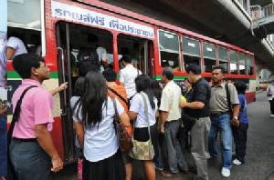 ยกเลิกรถเมล์ - รถไฟฟรี 1 ส.ค. คนรายได้ต่ำกว่า 2,422 บาท จ่าย 50%