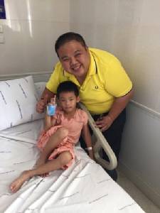 นายกเจดีย์ใหญ่เยี่ยม “น้องภู” เด็กแขนติดท่อในสระว่ายน้ำอาการดีขึ้นมาก