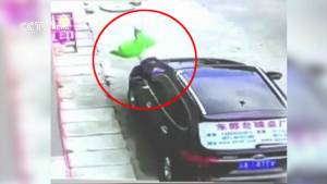 [ชมคลิป] ผีคุ้ม! ไอ้หนู 3 ขวบ ตกตึกชั้นสาม ร่วงใส่ SUV ลุกขึ้นมาเดินปร๋อ