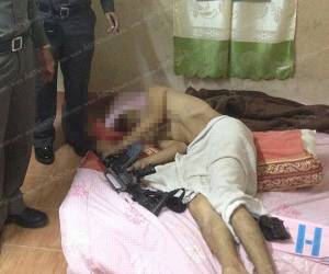 ตำรวจเมืองคอนเครียดจัด! ทะเลาะกับเมียใช้ปืน M16 ยิงตัวตายคาบ้านพัก