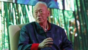 “ลี กวนยู” อดีตนายกฯ สิงคโปร์วัย 91 ปอดอักเสบเข้า รพ. ต้องใช้เครื่องช่วยหายใจในห้องไอซียู