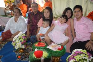 พ่อ-แม่จับแฝดชาย-หญิง 3 ขวบแต่งงานแก้เคล็ด แขกเหรื่ออวยพรคับคั่ง