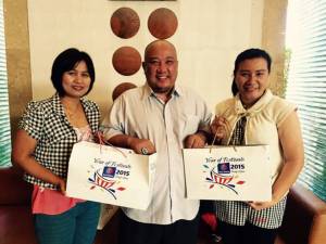 ผอ.ททท.มาเลเซีย ประจำประเทศไทย มอบของที่ระลึกแด่ตัวแทน “ASTVผู้จัดการภูเก็ต”