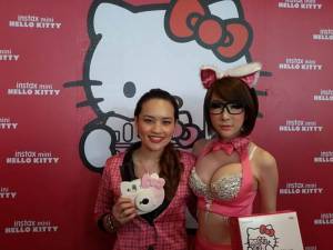 ฟูจิฟิล์มทำฮือ ดึง “นิกกี้” พริตตี้ฮอตอวดอึ๋มเปิดตัวกล้อง Instax Mini Hello Kitty