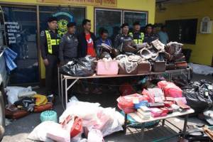 ตร.ทล.5 รวบ 2 สามีภรรยาลอบขนกระเป๋าแบรนด์เนมละเมิดลิขสิทธิ์ค่านับล้าน