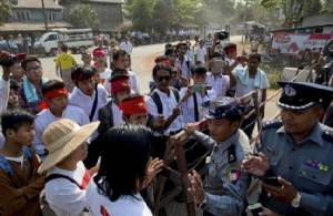 ตำรวจพม่าล้อมนักศึกษาสกัดแผนเดินขบวนรอบใหม่ในย่างกุ้ง