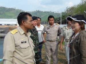 นายอำเภอลำทับลงพื้นที่ตรวจสอบโรงงาน หลังปลาในคลองตายเกลื่อน