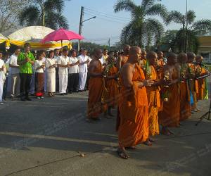 ประชาชนชาวจังหวัดนราธิวาสร่วมเวียนเทียน เนื่องในวันมาฆบูชา