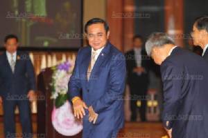 “บิ๊กตู่” ย้ำรัฐส่งเสริมเสมอภาค เบรกพระก่อม็อบ ตั้ง “วิษณุ” ดูปมก่อนชงสงฆ์แก้
