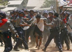 พม่าอายโลกหลังตำรวจทุบนักศึกษาประท้วงทางการพร้อมสอบสาเหตุ