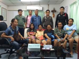 วงแตก! ตร.เมืองกำแพงเพชร รวบนักพนันหญิง 6 คนคาวงไพ่