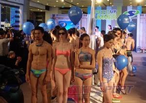 คลิปสุดซี๊ด!! "สาวเอ็กซ์-หนุ่มบึ้ก" เดินโชว์ชุดว่ายน้ำ