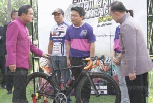 “บิ๊กตู่” บ่นเหนื่อยใจ หลังปั่นจักรยานโชว์ พร้อมชูโดนัทรูปหัวใจ บอก “มอบให้คนไทยทุกคน”
