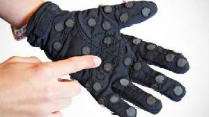 ถุงมือแปลภาษา ช่วยคนหูหนวก-ตาบอด “Lorm Gloves”