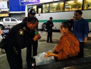 อีกแล้ว! พระเมาแอ๋คาขนส่งเชียงราย พูดไม่รู้เรื่อง ทิ้งบาตรตกเรี่ยราด(ชมคลิป)
