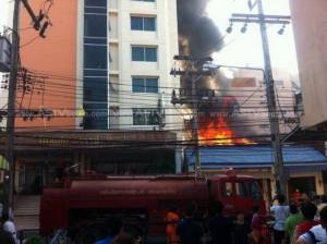 ด่วน!! ไฟไหม้บ้านติดโรงแรมใจกลางย่านธุรกิจเมืองหาดใหญ่