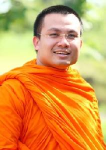 "พระมหาสมปอง"บอกแฟนหงส์ดูไม่ยากแค่ชูมือก็รู้?(มีคลิป)