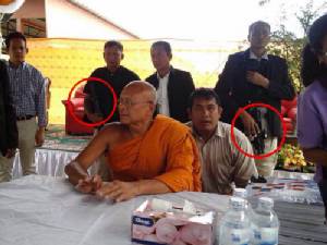 ภาพหลุดองครักษ์ซุกปืนกลมือ คุ้มชีวิตพระสุเทพ 24 ชม.