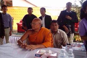 “ธานี” แจงภาพชายพกปืนกลอูซี่-ทาโวร์ ประกบ “หลวงพี่เทือก” เป็นเจ้าหน้าที่ดูแลชายแดนใต้