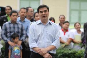 “มาร์ค” กราบขออภัยแทน “ชายหมู” ป้องคงเหนื่อยและเครียด อ้างแก้ปัญหาไม่ง่าย