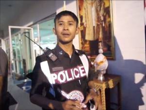 ฝรั่งเมาคลั่งกัดขา ตร.พัทยา ก่อนกระโดดพุ่งหลาวหนีการจับกุม