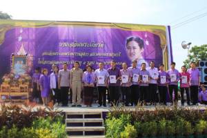 ผวจ.ชัยนาท นำ ปชช.ร่วมทำบุญตักบาตรแสดงความจงรักภักดีสมเด็จพระเทพฯ