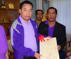 ชาวบ้านอำเภอปานาเระเข้าขอบคุณเลขาธิการ ศอ.บต. หลังแก้ปัญหาที่ดินเรื้อรังกว่า 10 ปี