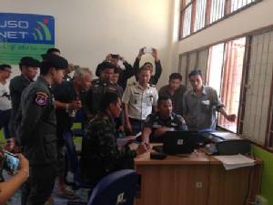 ทีมช่วยเหลือบุกป่าช่วยนักท่องเที่ยวที่โดนกิ่งไม้หักทับเจ็บ 4