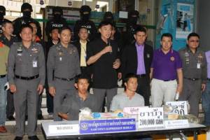 ปส.จับชาวเขาเผ่าม้ง รับจ้างขนยาบ้า 2 แสนเม็ด ไอซ์ 2 กก.