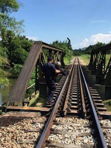 ประทับใจ! พนักงานรถไฟจอดรถอุ้มยายข้ามสะพานร้อยศพ