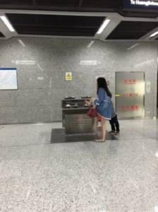 ด่ายับ! หญิงล้างเท้าบนตู้กดน้ำดื่มสาธารณะกลางสถานีรถไฟใต้ดิน (ชมภาพ)