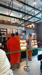 อาบัติหรือไม่? เมื่อพระไทยติดหรู เข้าแถวซื้อกาแฟแพง!